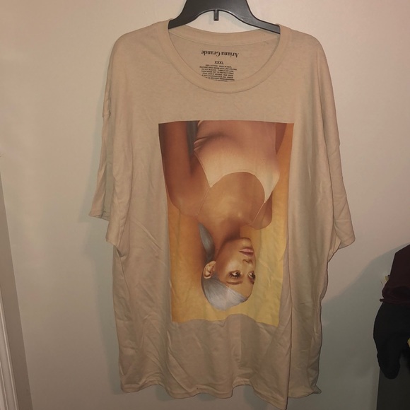 Hot Topic Tops - Ariana Grande Sweetener t-shirt